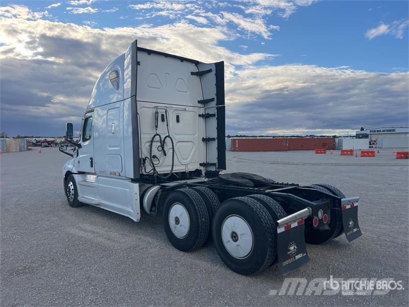 Freightliner Cascadia 126 6x4 T/A Sleeper Truck Tractor Vlačilci