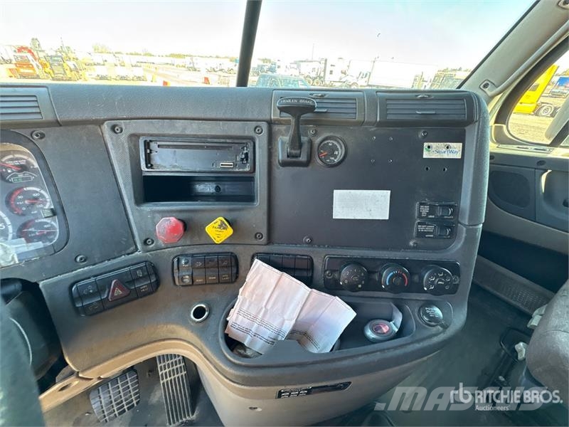 Freightliner Cascadia 125 6x4 T/A Sleeper Truck Tractor Tegljači