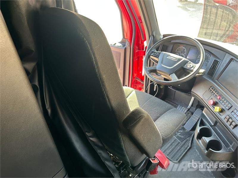 Freightliner Cascadia 126 6x4 T/A Sleeper Truck Tractor Tegljači
