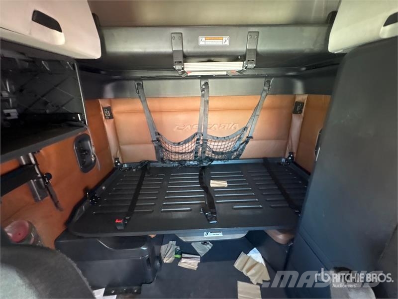 Freightliner Cascadia 126 6x4 T/A Sleeper Truck Tractor Sattelzugmaschinen