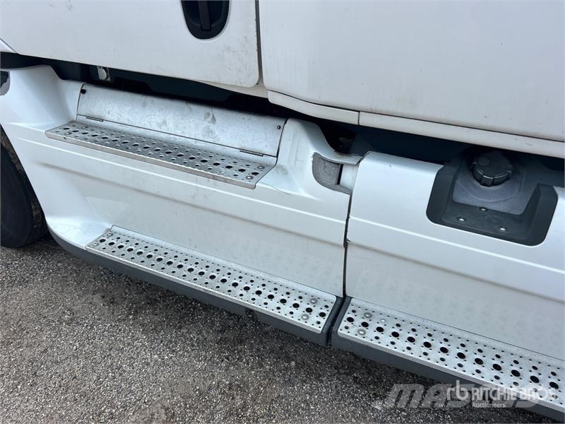Freightliner Cascadia 125 6x4 T/A Sleeper Truck Tractor (Glider Tractor Units