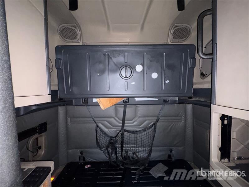 Freightliner Cascadia 125 6x4 T/A Sleeper Truck Tractor Tractor Units