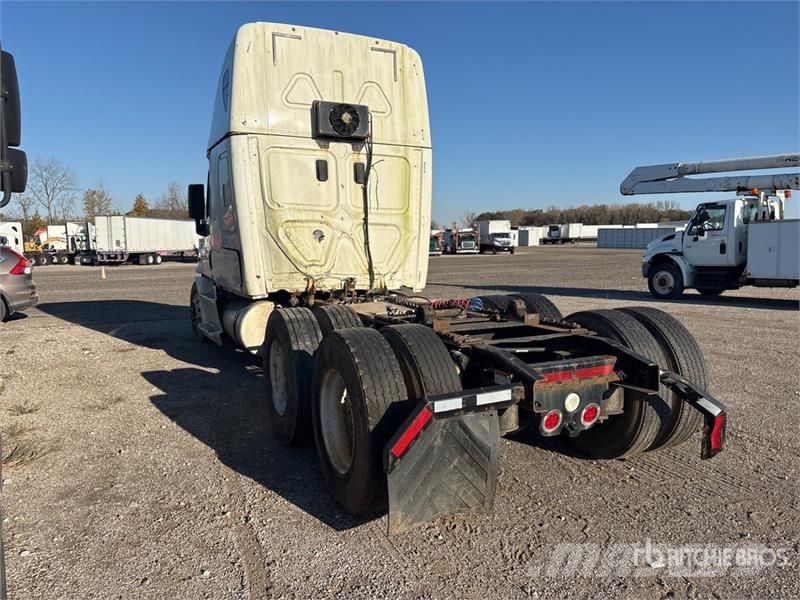 Freightliner Cascadia 125 6x4 T/A Sleeper Truck Tractor (Inoper Vilcēji