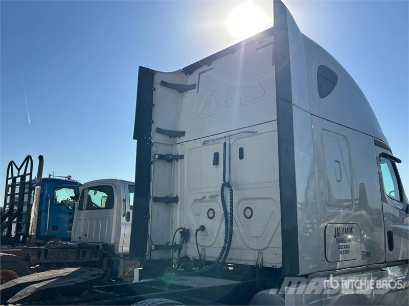 Freightliner Cascadia 126 6x4 T/A Sleeper Truck Tractor Vilcēji