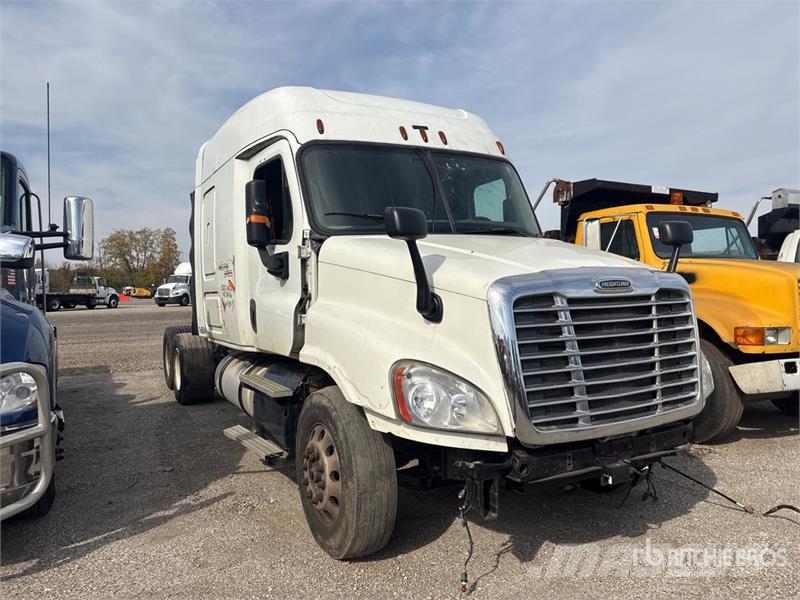 Freightliner Cascadia 125 6x4 T/A Sleeper Truck Tractor (Inoper Tractores (camiões)