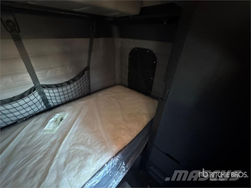 Freightliner Cascadia 126 6x4 T/A Sleeper Truck Tractor Autotractoare