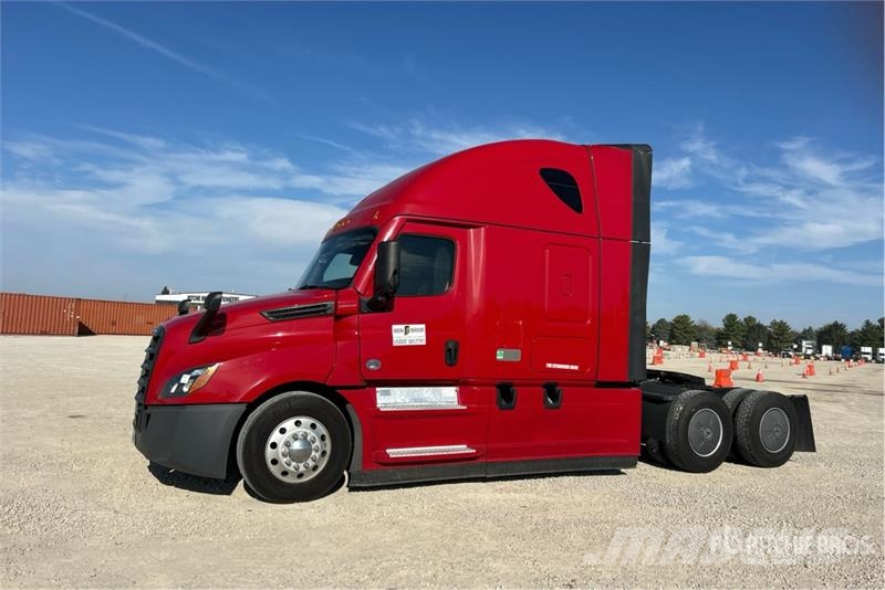 Freightliner Cascadia 126 6x4 T/A Sleeper Truck Tractor Tahače