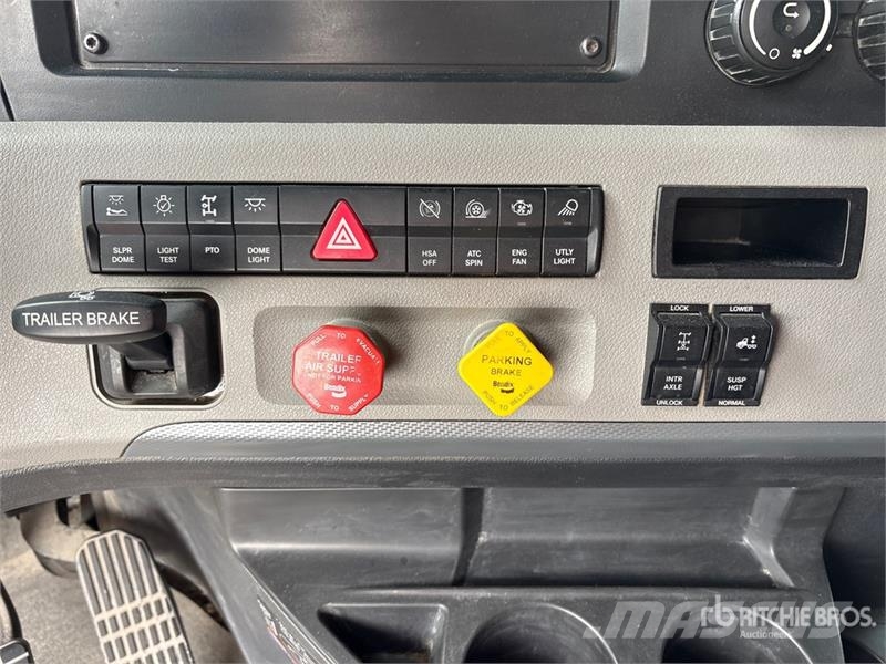 Freightliner Cascadia 126 6x4 T/A Sleeper Truck Tractor 牵引车