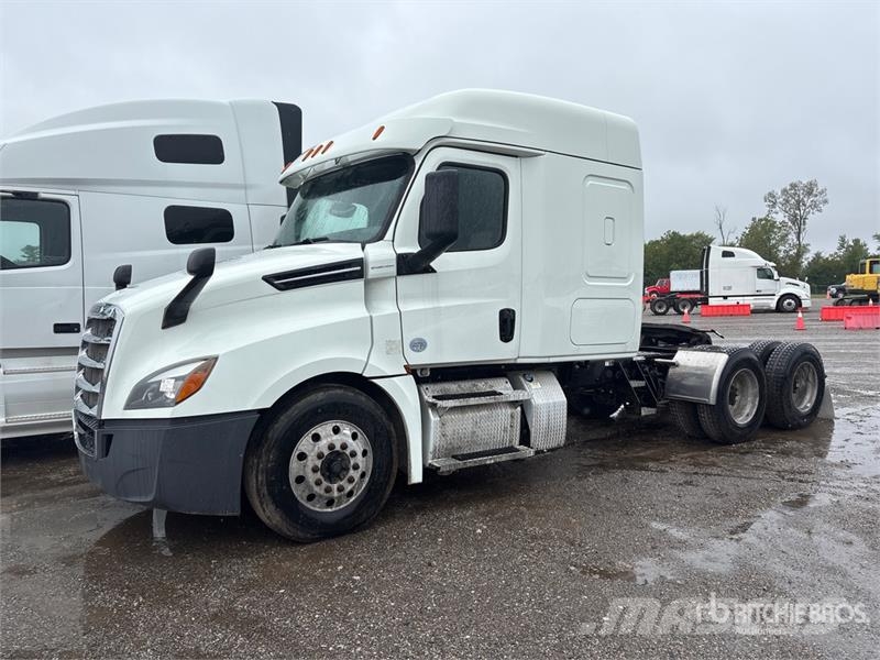 Freightliner Cascadia 126 6x4 T/A Sleeper Truck Tractor Tractor Units