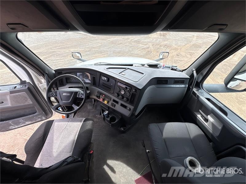 Freightliner Cascadia 126 6x4 T/A Sleeper Truck Tractor Çekiciler