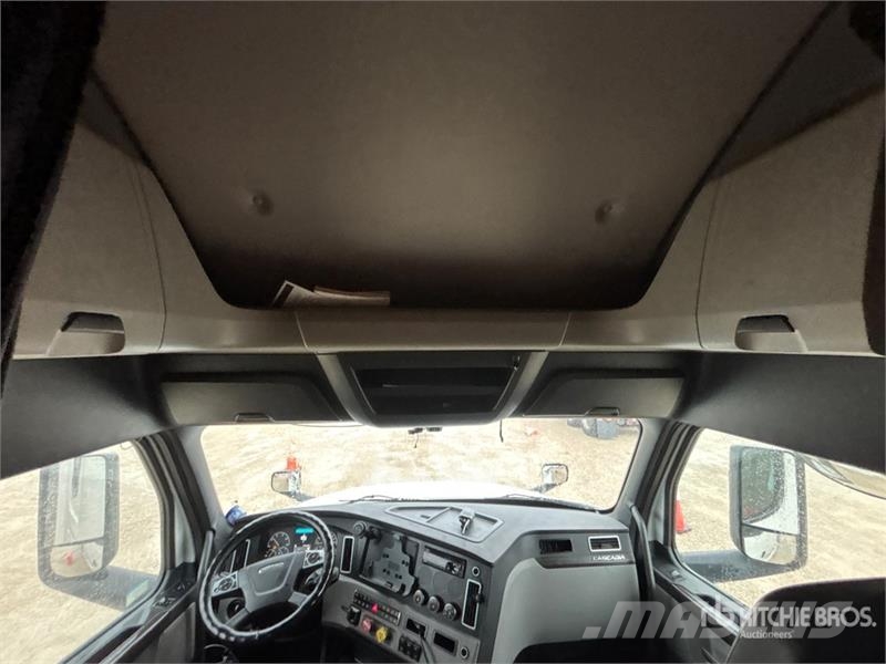 Freightliner Cascadia 126 6x4 T/A Sleeper Truck Tractor Влекачи