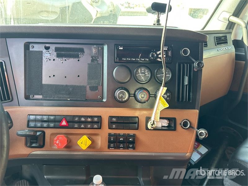 Freightliner Cascadia 126 6x4 T/A Sleeper Truck Tractor Vilcēji