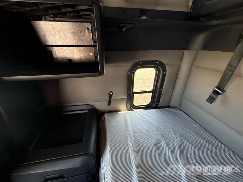 Freightliner Cascadia 126 6x4 T/A Sleeper Truck Tractor Traktorske jedinice