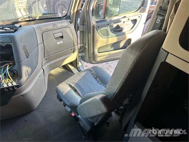 Freightliner Cascadia 125 6x4 T/A Sleeper Truck Tractor Autotractoare