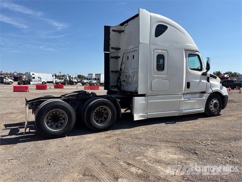 Freightliner Cascadia 126 6x4 T/A Sleeper Truck Tractor Traktorske jedinice