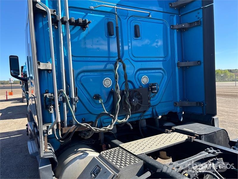 Freightliner Cascadia 126 6x4 T/A Sleeper Truck Tractor 曳引機組件