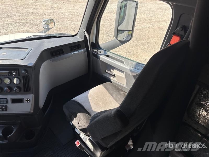 Freightliner Cascadia 126 6x4 T/A Sleeper Truck Tractor Nyergesvontatók