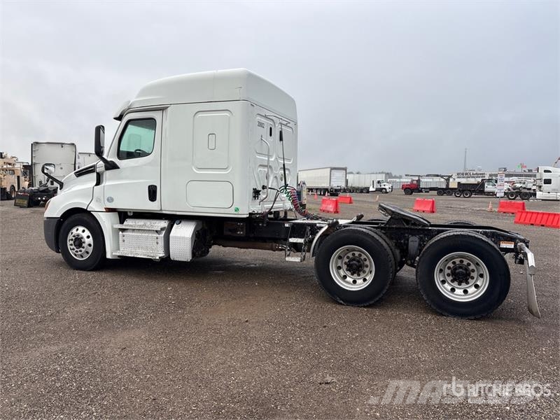 Freightliner Cascadia 126 6x4 T/A Sleeper Truck Tractor Vlačilci
