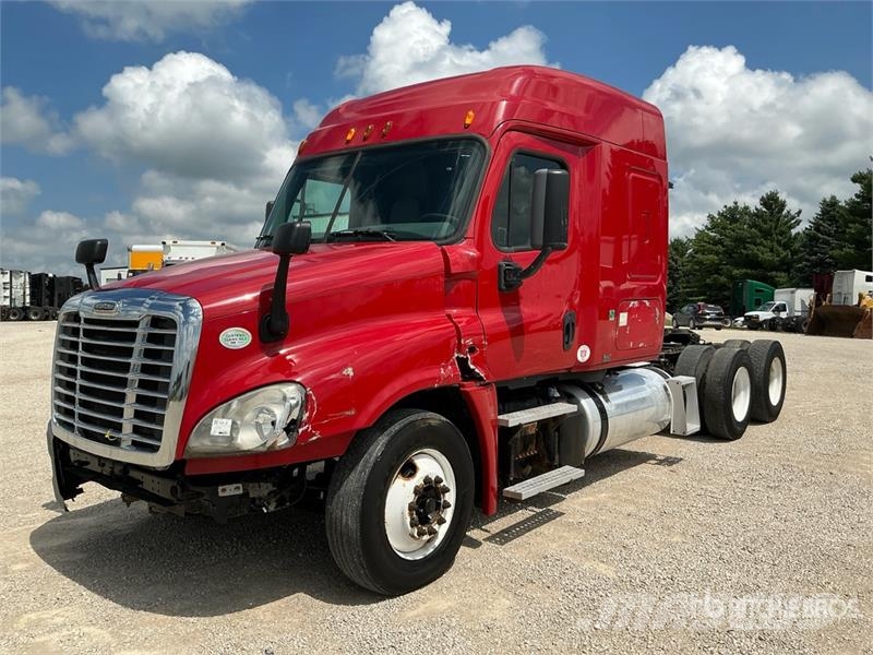 Freightliner Cascadia 125 6x4 T/A Sleeper Truck Tractor Tegljači