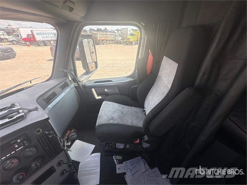 Freightliner Cascadia 126 6x4 T/A Sleeper Truck Tractor Dragbilar