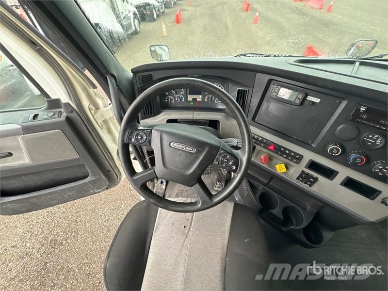 Freightliner Cascadia 126 6x4 T/A Sleeper Truck Tractor Vlačilci