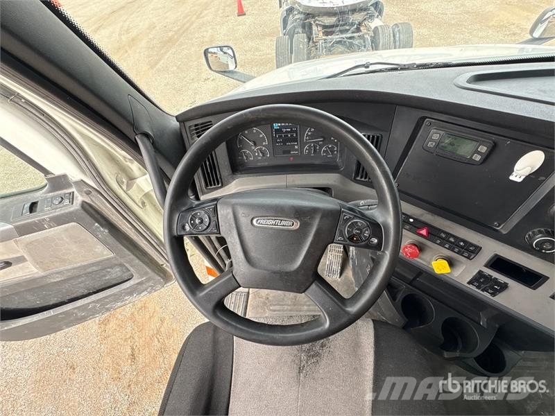 Freightliner Cascadia 126 6x4 T/A Sleeper Truck Tractor Çekiciler