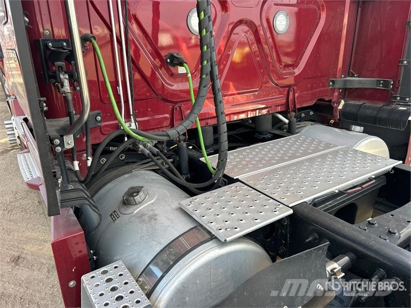Freightliner Cascadia 126 6x4 T/A Sleeper Truck Tractor Vilcēji