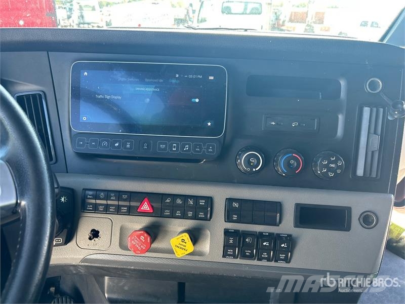Freightliner Cascadia 126 6x4 T/A Sleeper Truck Tractor Vlačilci