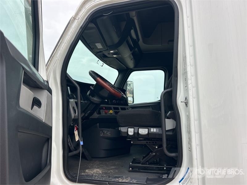 Freightliner Cascadia 126 6x4 T/A Sleeper Truck Tractor Тягачі