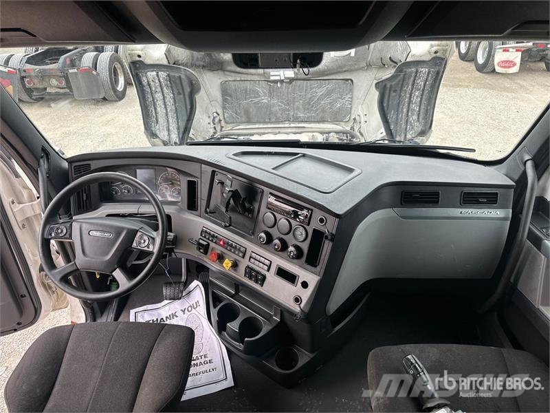 Freightliner Cascadia 126 6x4 T/A Sleeper Truck Tractor Nyergesvontatók