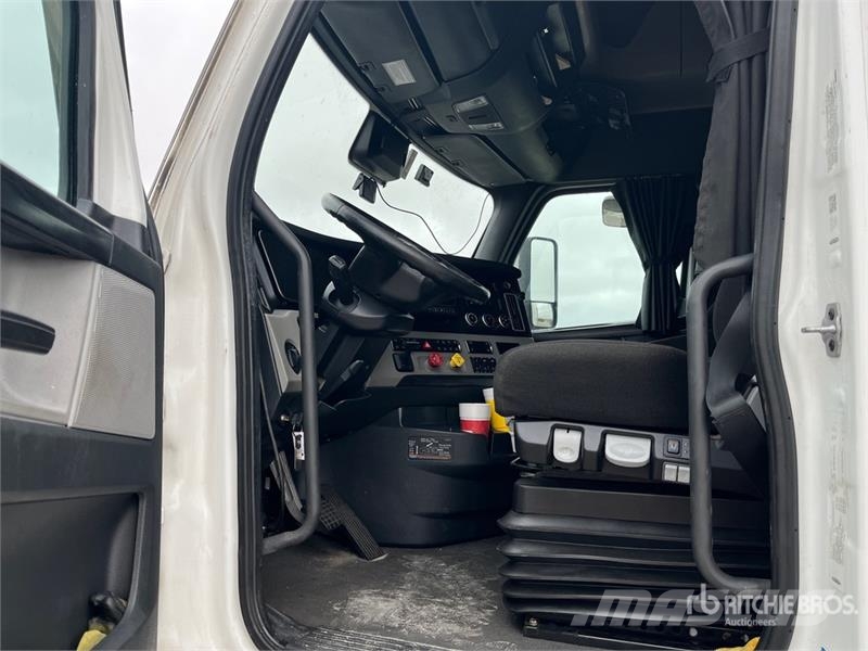 Freightliner Cascadia 126 T/A Sleeper Truck Tractor Vilcēji