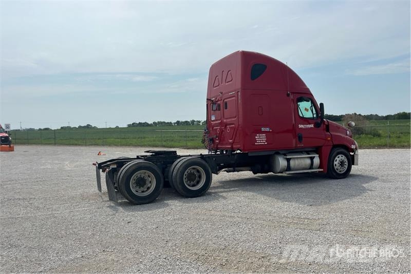 Freightliner Cascadia 125 6x4 T/A Sleeper Truck Tractor Vlačilci