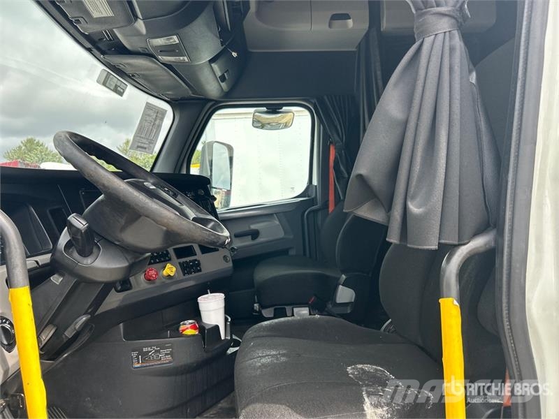 Freightliner Cascadia 126 6x4 T/A Sleeper Truck Tractor Cavalos mecânicos