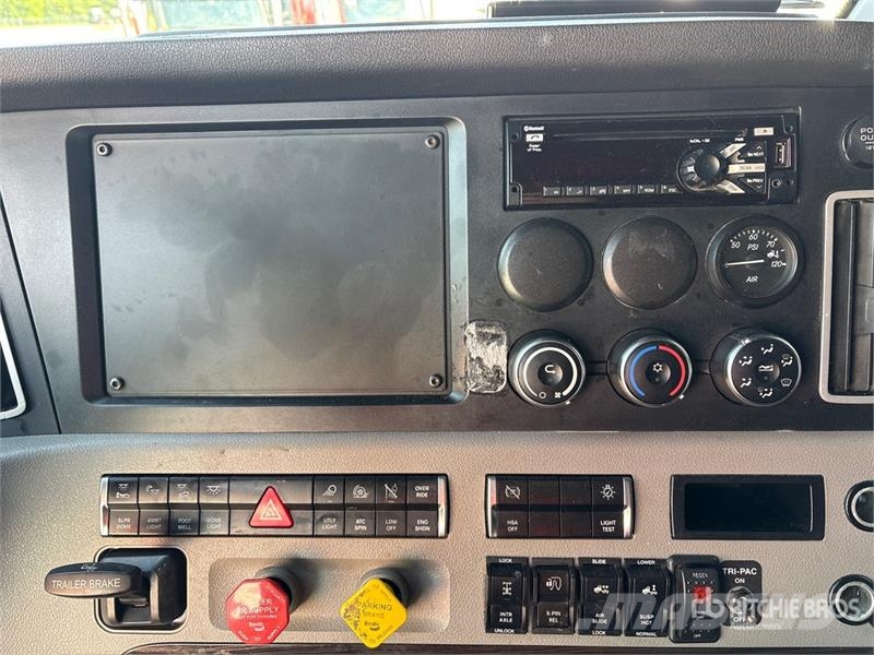 Freightliner Cascadia 126 6x4 T/A Sleeper Truck Tractor (Inoper Trekkvogner