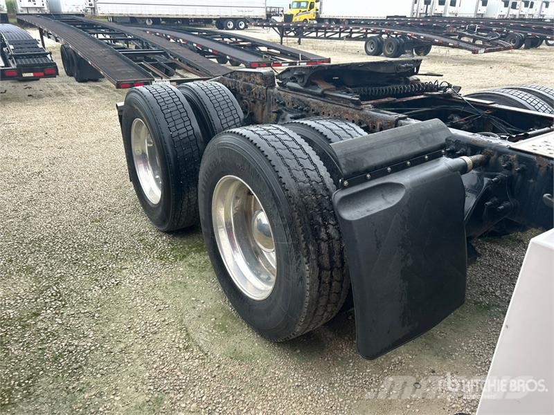 Freightliner Cascadia 126 6x4 T/A Sleeper Truck Tractor Tractor Units