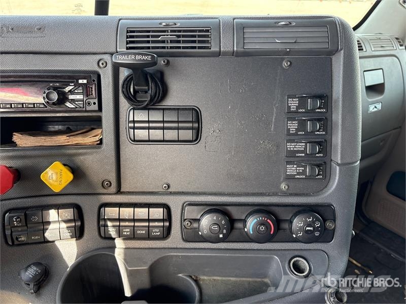 Freightliner Cascadia 125 6x4 T/A Sleeper Truck Tractor Влекачи
