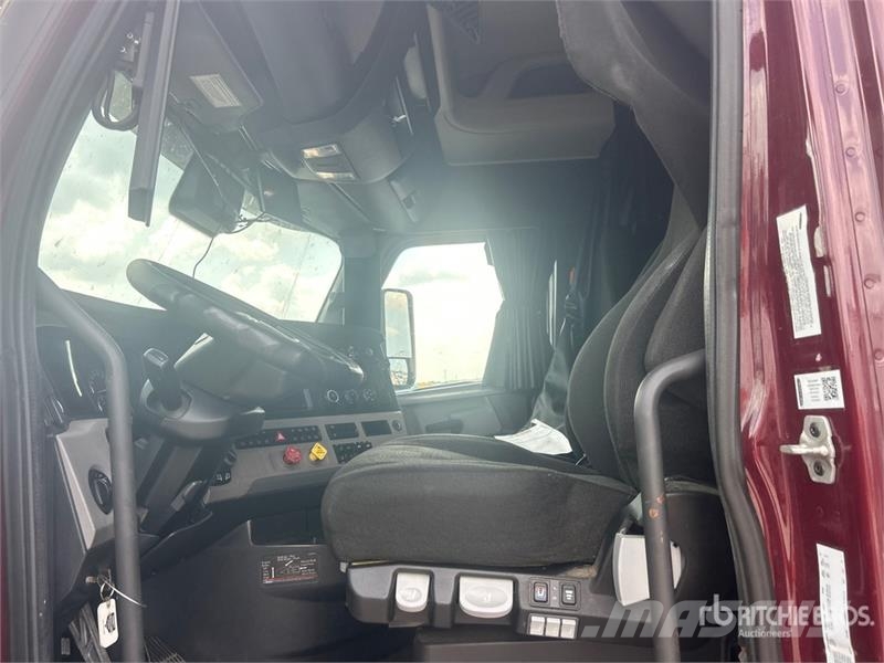 Freightliner Cascadia 126 6x4 T/A Sleeper Truck Tractor Tegljači