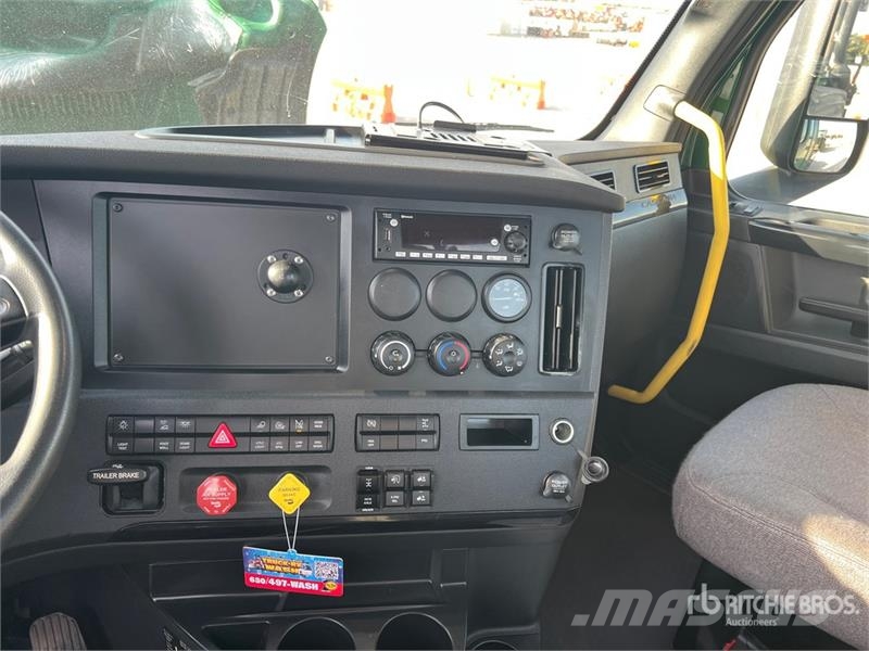 Freightliner Cascadia 126 Truck Tractor Units