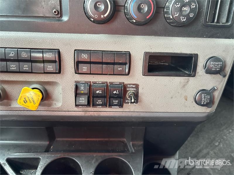 Freightliner Cascadia 126 6x4 T/A Sleeper Truck Tractor Nyergesvontatók