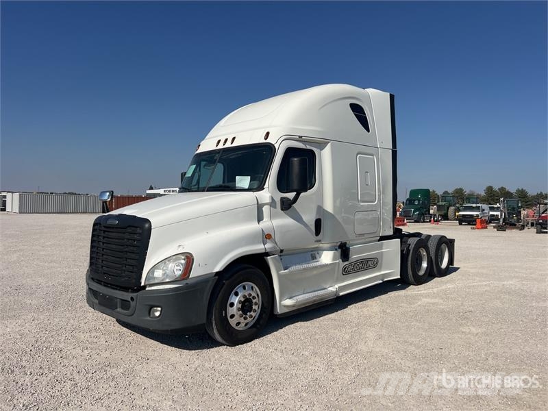 Freightliner Cascadia 125 6x4 T/A Sleeper Truck Tractor Cabezas tractoras