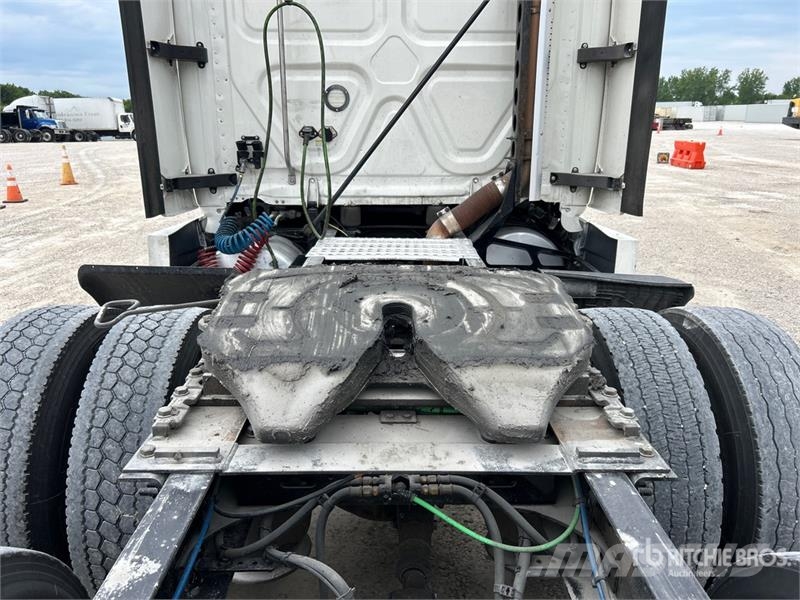 Freightliner Cascadia 126 6x4 Rebuilt Title* T/A Sleeper Truck  Cavalos mecânicos