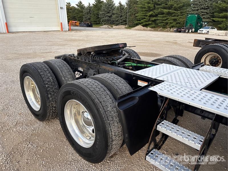 Freightliner Cascadia 126 6x4 T/A Sleeper Truck Tractor وحدات الجر