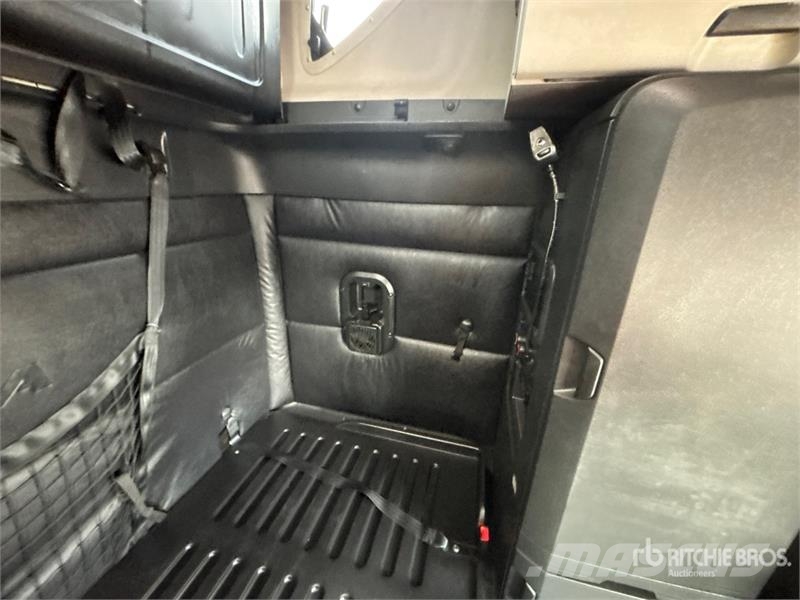 Freightliner Cascadia 126 6x4 T/A Sleeper Truck Tractor Truck Tractor Units
