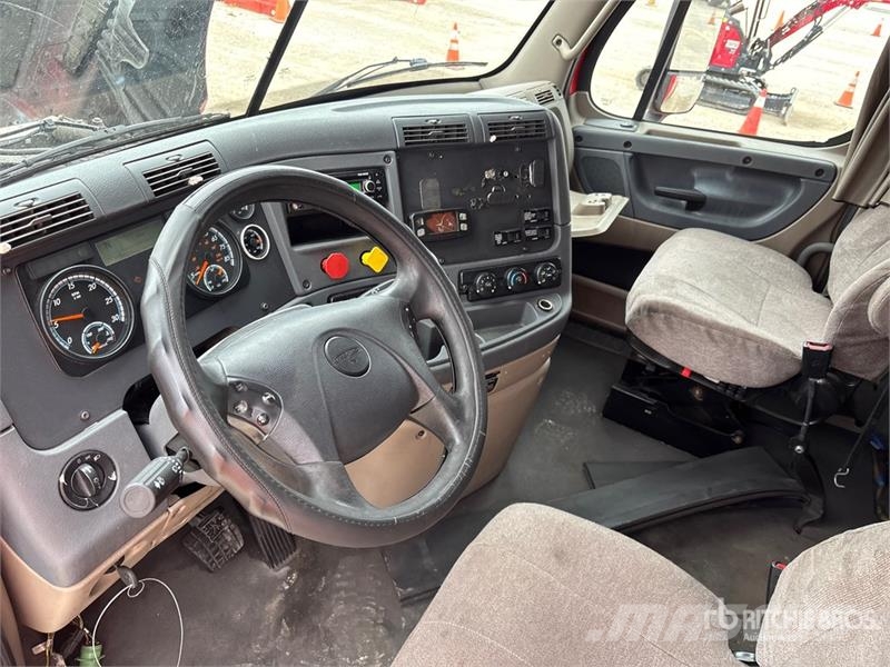 Freightliner Cascadia 125 6x4 T/A Sleeper Truck Tractor Nyergesvontatók