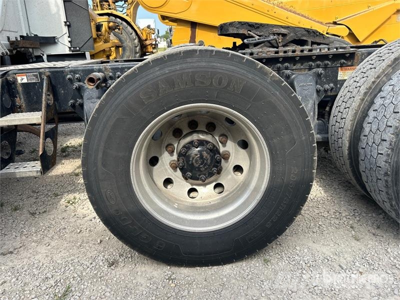 Freightliner Cascadia 126 6x4 T/A Sleeper Truck Tractor Tractor Units