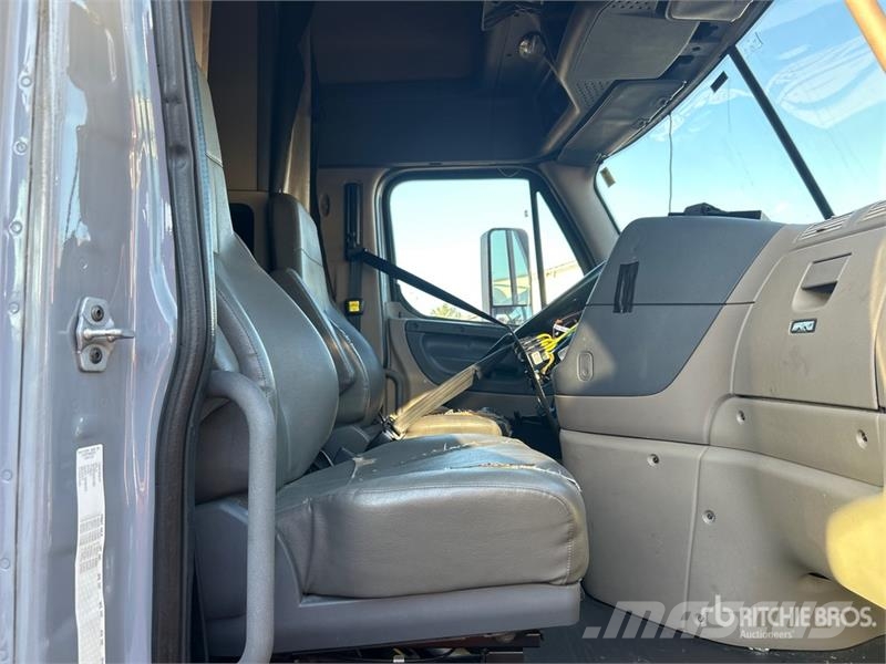 Freightliner Cascadia 125 6x4 T/A Sleeper Truck Tractor Autotractoare