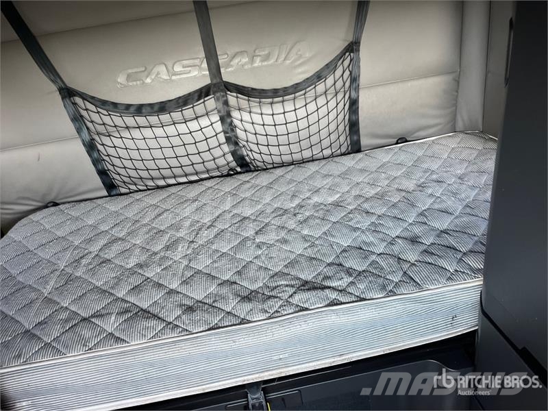 Freightliner Cascadia 126 6x4 T/A Sleeper Truck Tractor (Inoper Prime Movers