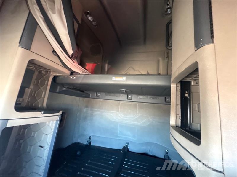 Freightliner Cascadia 125 6x4 T/A Sleeper Truck Tractor (Inoper Vilcēji