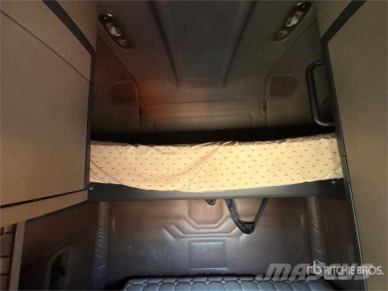 Freightliner Cascadia 125 6x4 T/A Sleeper Truck Tractor Tegljači