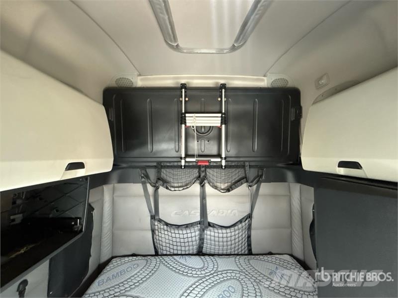 Freightliner Cascadia 126 6x4 T/A Sleeper Truck Tractor Cavalos mecânicos